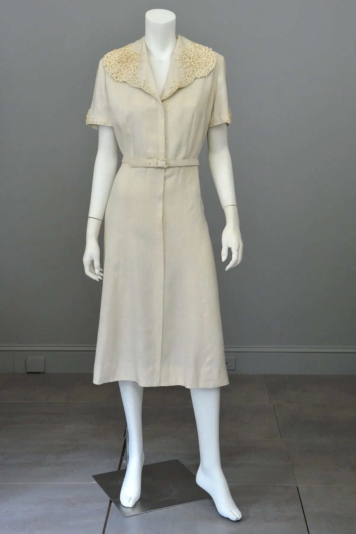 1940s Taupe Linen Dress with Florettes | Size L