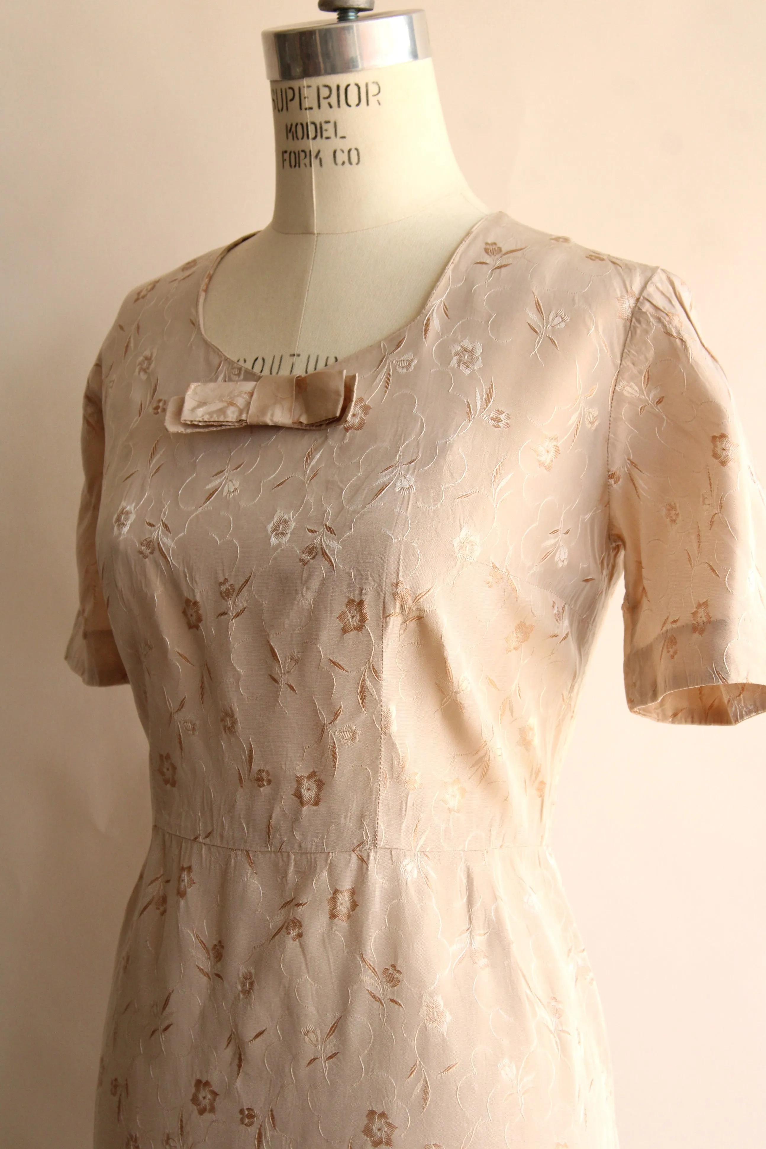 Vintage 1950s Taupe Floral Print Dress
